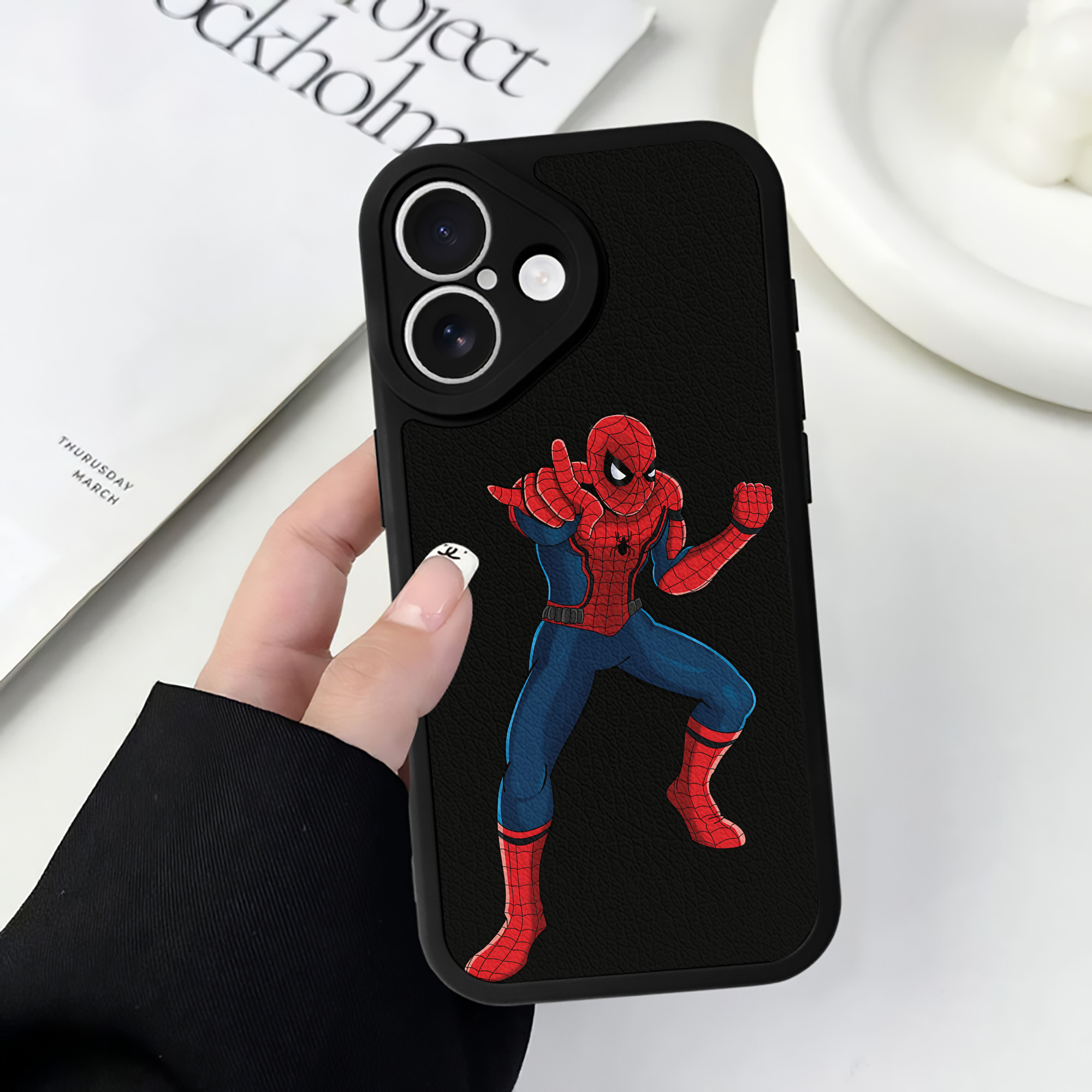 Spider Man スパイダーマン 【iPhone 16シリーズ対応】シリコンスマホケース（レザー調） 材質：シリコン